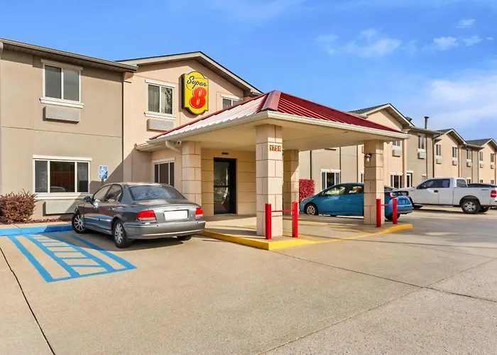Hotel with pool: Super 8 By Wyndham Bloomington University Area