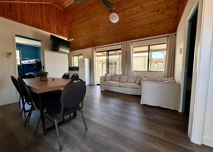 Hotel with Tennis: Eaglehawk Park Canberra