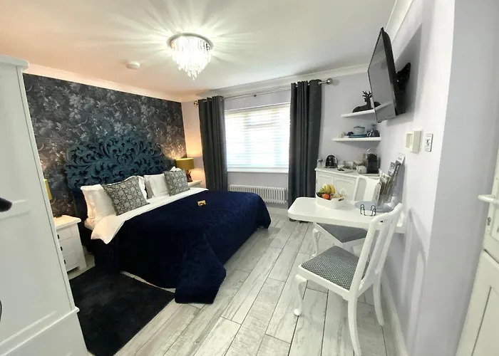 Сity center hotels Knightwood Oak A Luxury King Size Bed -En-Suite Space - Lymington New Forest With Private Entrance - Key Box Entry-Free Parking & Private Outdoor Seating Area -Full Fibre Wifi -Town, Shops, Pubs & Solent Way Walking Distance & Comp