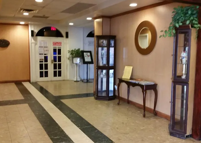 Cheap hotel: University Hotel And Suites