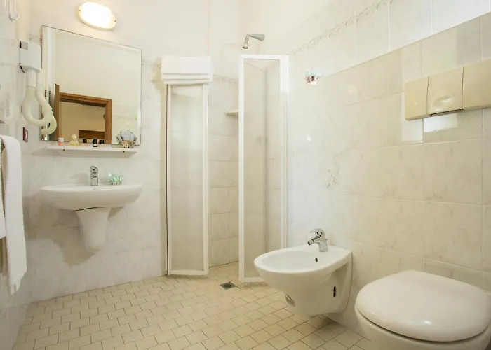 Albergo centrale: Hotel Dover Rooms & Coffee Adults Friendly