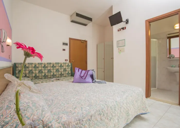 Albergo centrale: Hotel Dover Rooms & Coffee Adults Friendly