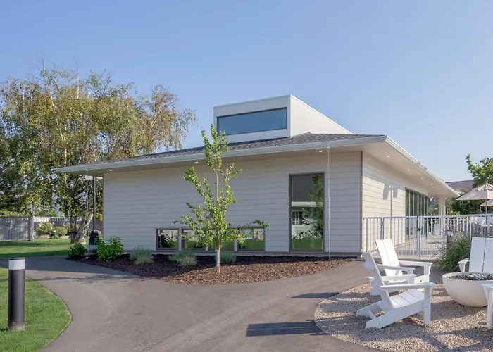 Hotels Close to Airport Balcomo, A Ramada By Wyndham