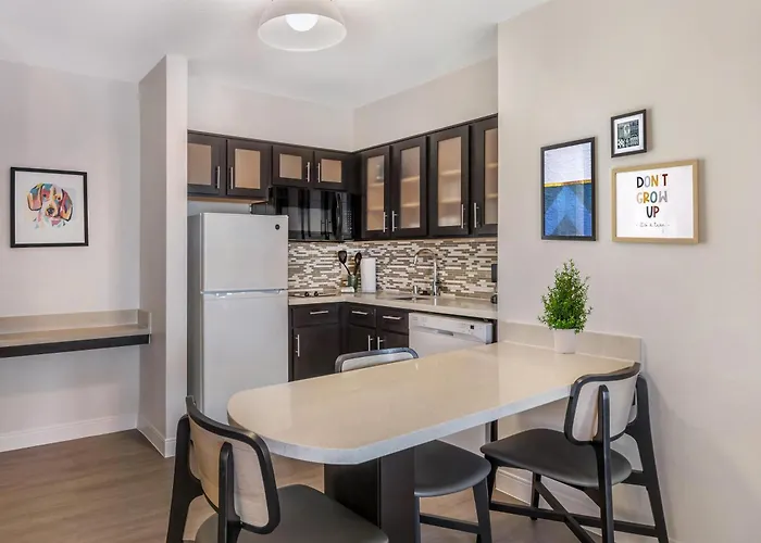 Hotel with pool: Sonesta Es Suites Anaheim Resort Area