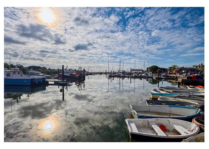 Сity center hotels Knightwood Oak A Luxury King Size Bed -En-Suite Space - Lymington New Forest With Private Entrance - Key Box Entry-Free Parking & Private Outdoor Seating Area -Full Fibre Wifi -Town, Shops, Pubs & Solent Way Walking Distance & Comp