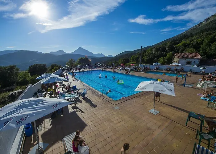 Uxarte -Alojamiento, restaurante y piscinas