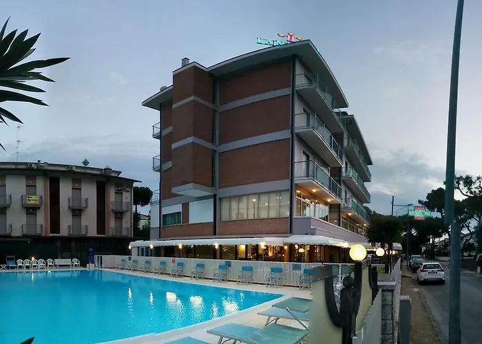Hotel con piscina: Hotel Lanzoni