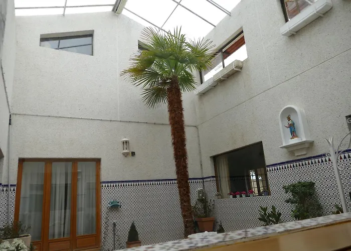 Hotel cerca del colegio: Villamercedes 1