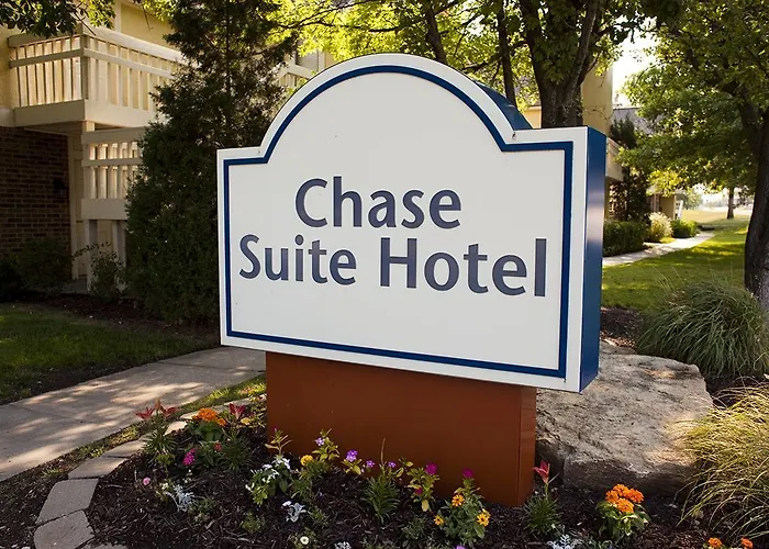 Pet Friendly hotel: Cloverleaf Suites Kansas City Overland Park