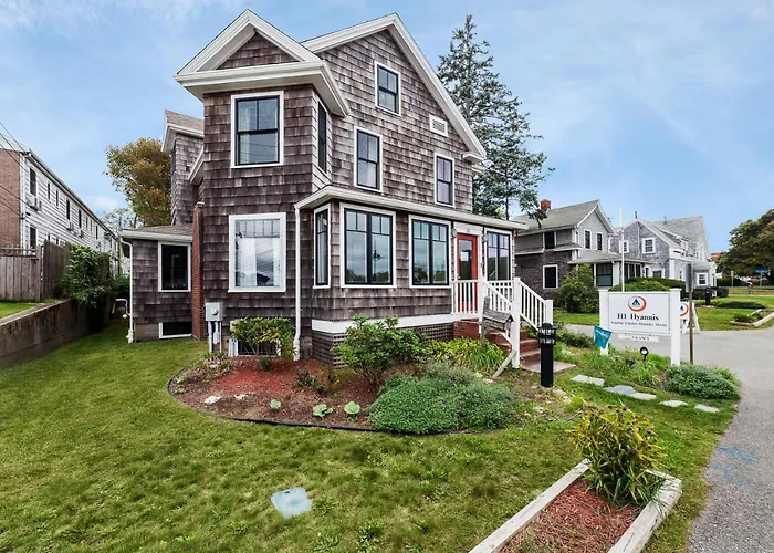 Hotel near College: Hi Hyannis Hostel