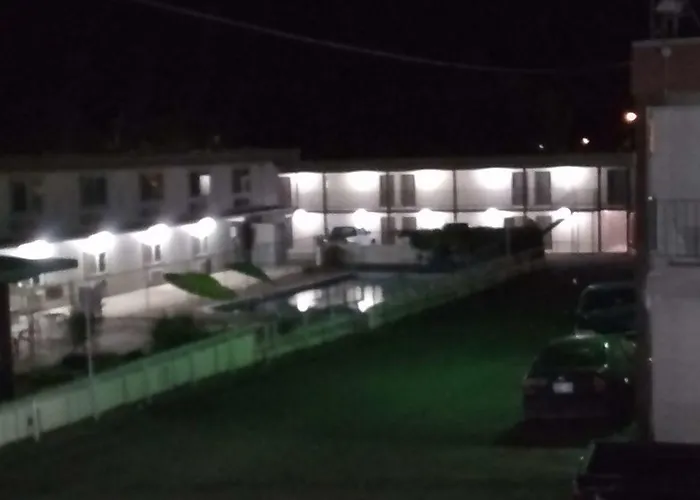 Motel: Road Runner Lodge