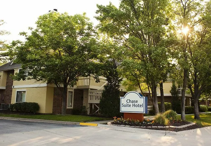 Pet Friendly hotel: Cloverleaf Suites Kansas City Overland Park