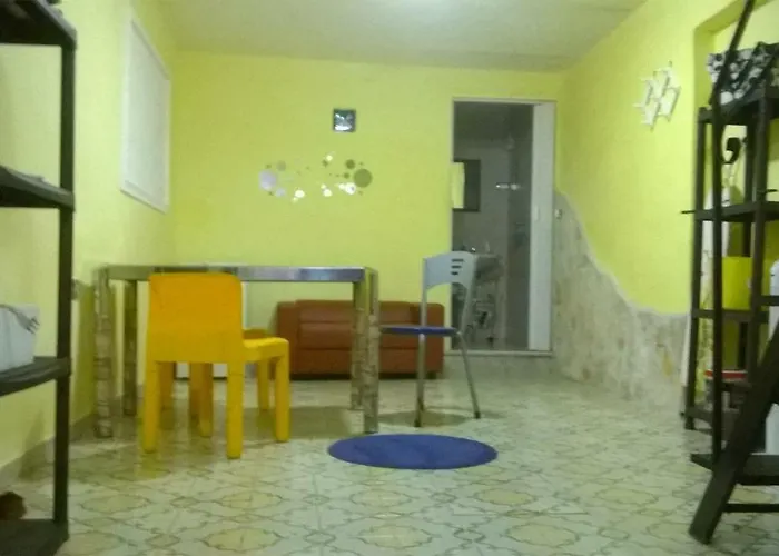 Casa vacanze: Monolocale fronte strada Napoli centro storico