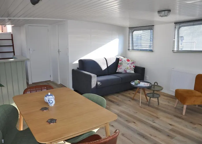 Private Lodge On Houseboat