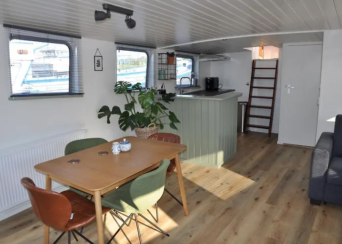 Private Lodge On Houseboat