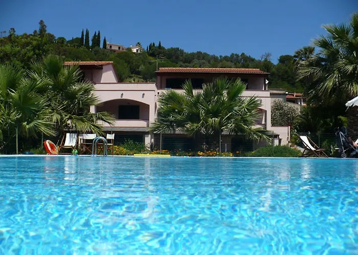 Villa con piscina: Appartamenti Le Fornaci